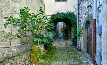 Un sat medieval din Italia nu găsește cumpărători pentru casele abandonate