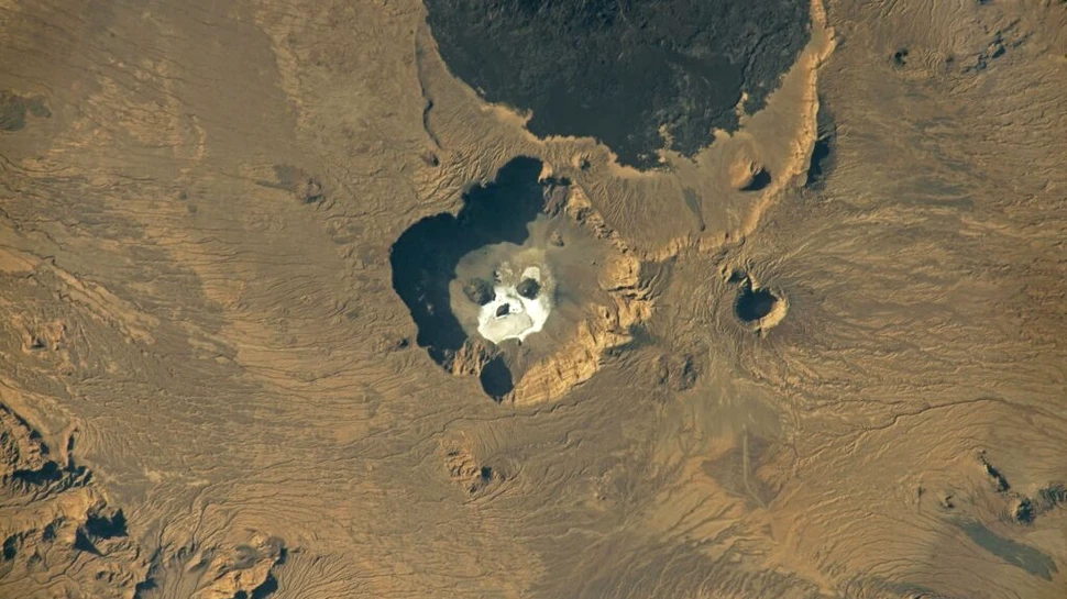 Un astronaut a observat „un craniu” într-o groapă vulcanică gigantică din Sahara