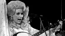 Dolly Parton, „Păpușa Blondă” a muzicii country: Cum și-a transformat imaginea publică într-o strategie de carieră