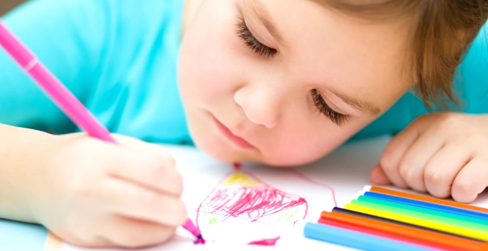 Cât de isteţ e copilul tău? Desenele făcute de copii la vârsta de 4 ani sunt un indicator al inteligenţei