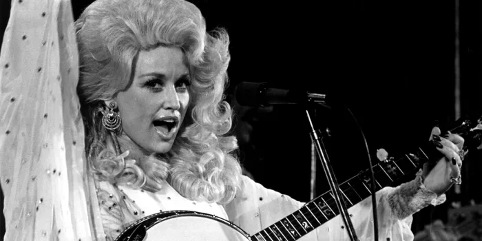 Dolly Parton, „Păpușa Blondă” a muzicii country: Cum și-a transformat imaginea publică într-o strategie de carieră