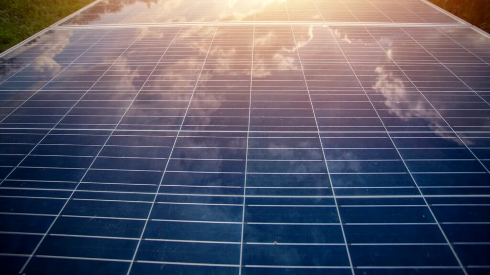 Următoarea generație de panouri solare începe producția în China