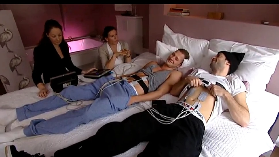 Doi bărbaţi au simulat durerile groaznice asociate naşterii, pentru a înţelege prin ce trec femeile (VIDEO)