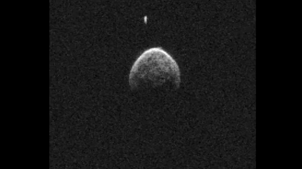 Asteroidul care a trecut luni pe lângă Terra are propriul satelit natural