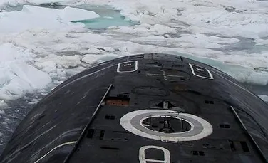 Un submarin nuclear rusesc a primit o vizită neaşteptată după ce a spart gheaţa de la Cercul Polar