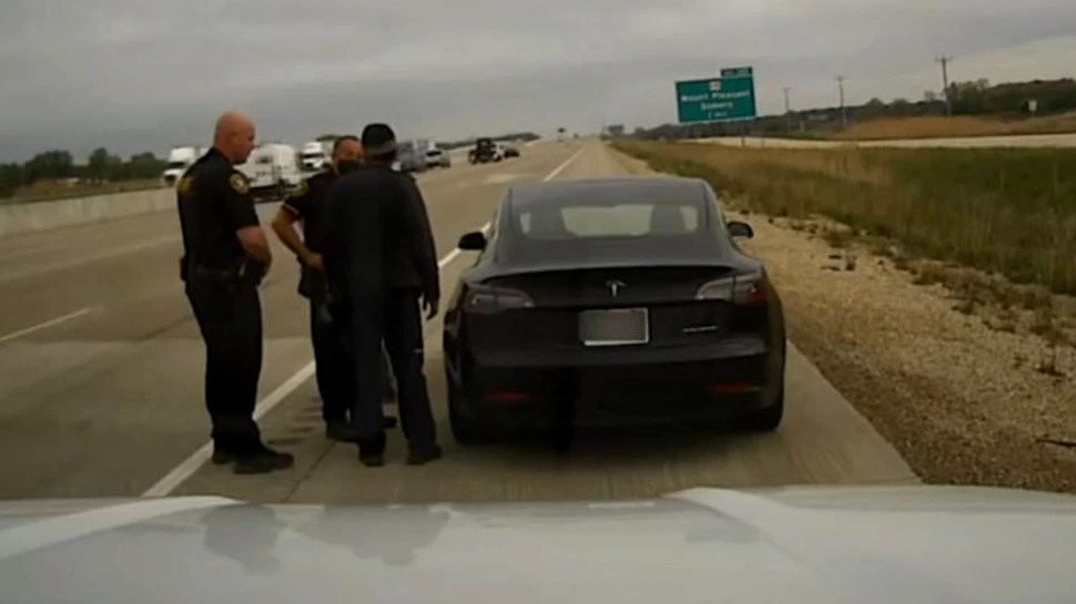 Tesla este investigată pentru sistemul de asistență Autopilot