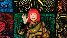 Yayoi Kusama, artista care a transformat halucinațiile într-un imperiu artistic global