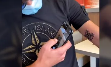 Un bărbat și-a tatuat pe mână un cod QR ca să arate că nu are COVID-19
