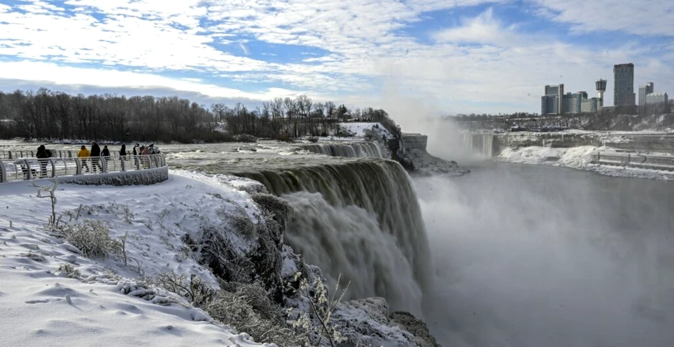 Cascada Niagara a înghețat parțial din cauza vremii extreme