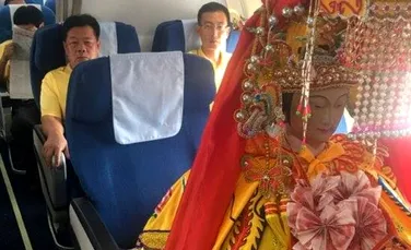 Imaginile VIRALE: Zeităţi chinezeşti zboară cu avionul, la clasa business, şi au paşapoarte speciale