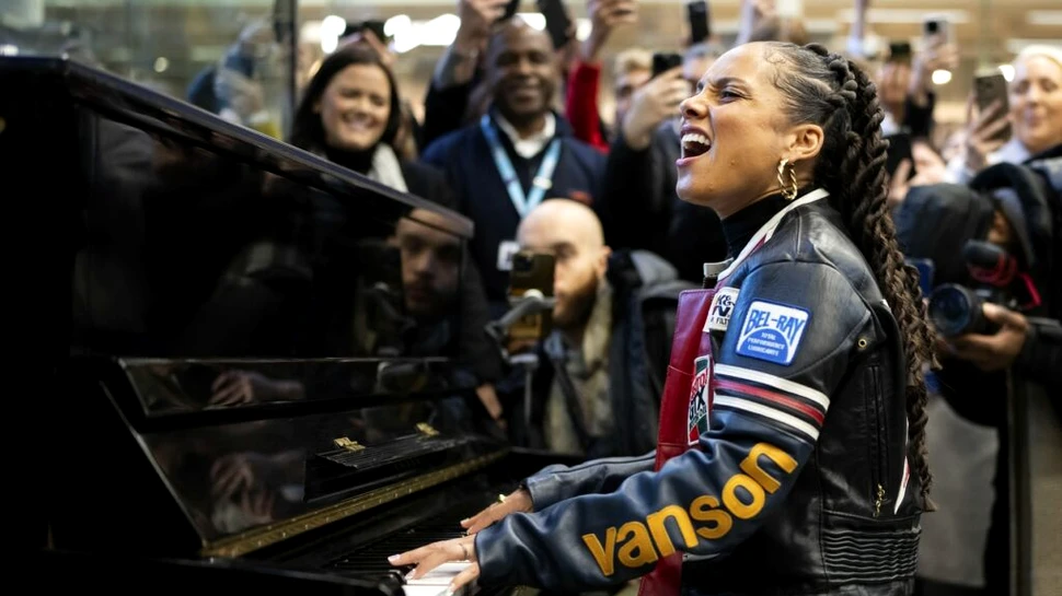 Celebra Alicia Keys a cântat la pian într-o gară din Londra