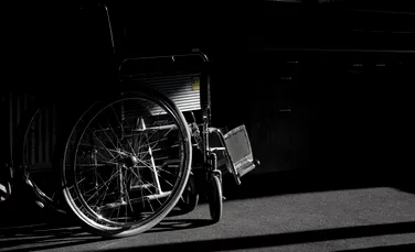 Un bărbat a stat 43 de ani în scaun cu rotile din cauza unui diagnostic greşit