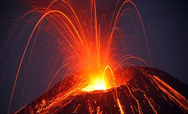 Vulcanul Şiveluci din Kamciatka a aruncat jeturi de lavă până la şapte kilometri înălţime