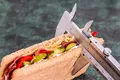 Un startup românesc dezvoltă imprimanta 3D care „printează” prăjituri și sandwich-uri