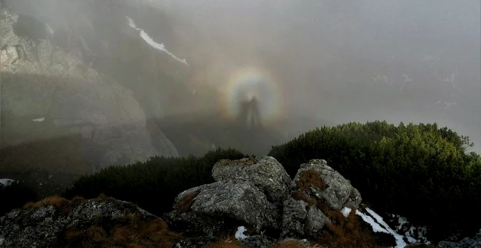 Fenomen extrem de rar surprins în Munții Bucegi: Umbra unui om a fost proiectată pe ceață