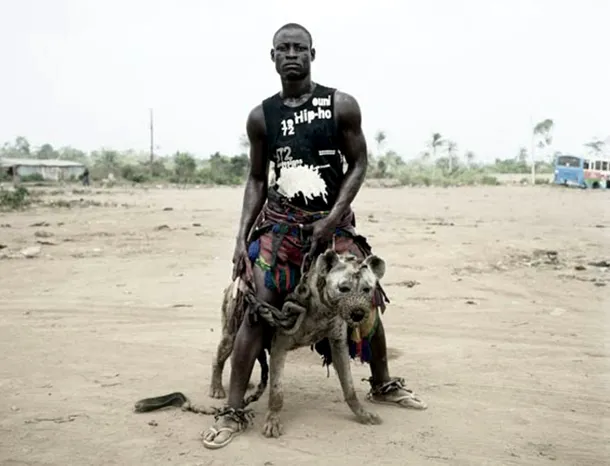 Unul dintre cei mai renumişi dresori de hiene din Nigeria