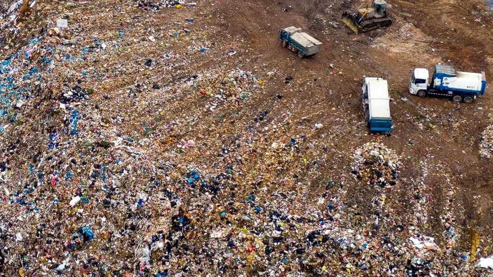 Marea groapă de gunoi, una dintre mândriile Chinei, s-a umplut cu 25 de ani mai devreme