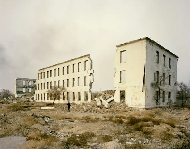 Aşa arată în prezent Semipalatinsk, cu ruine ale clădirilor care au fost distruse de testele nucleare