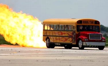 Un autobuz modificat “ruleaza” cu 600 km/h (VIDEO)