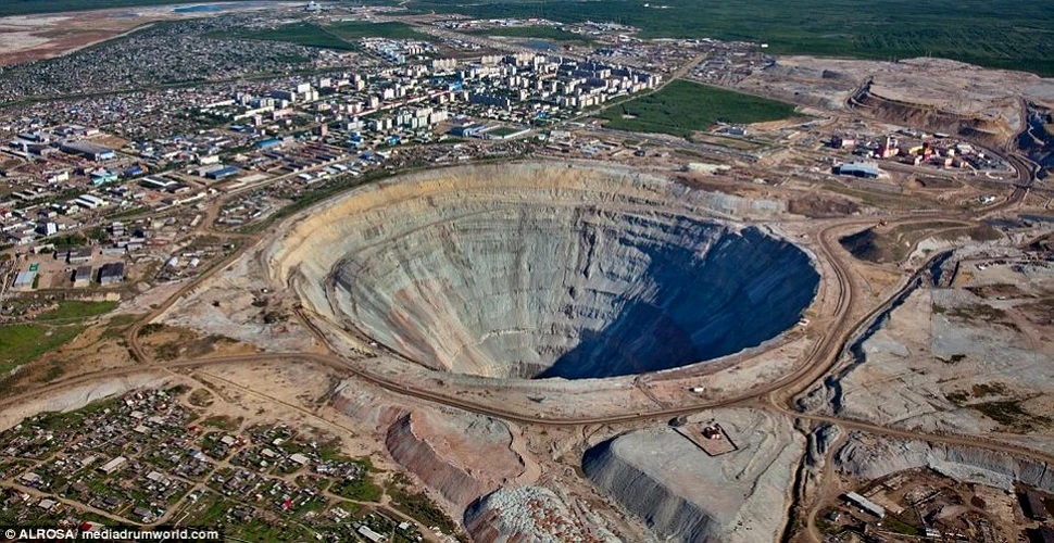 Cea mai valoroasă gaură din lume. 13 miliarde de lire se află în acest crater. Zborul elicopterelor în zonă este interzis