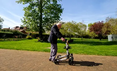 Un veteran de război, în vârstă de 99 de ani, a strâns aproape 14 milioane de euro plimbându-se în grădină