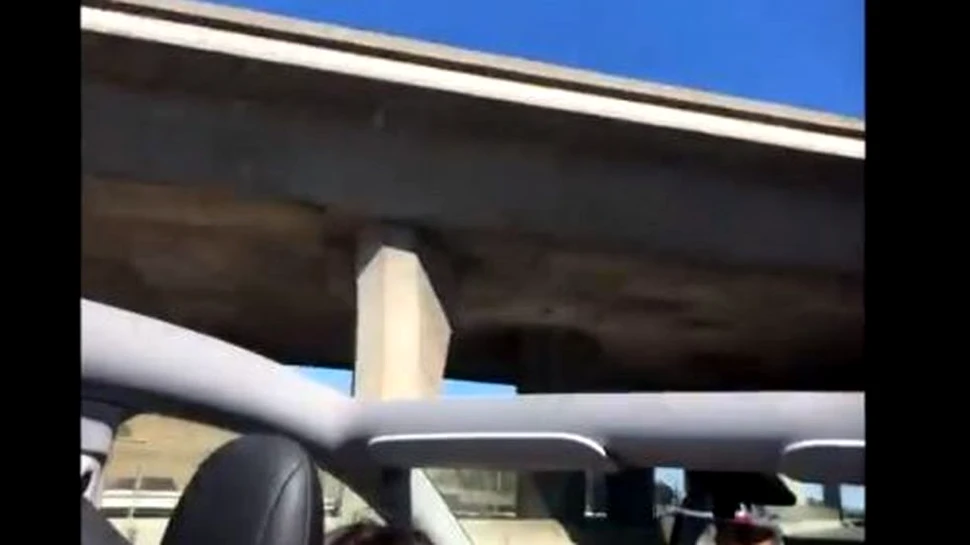 O mașină Tesla Model Y s-a transformat brusc în „decapotabilă”, după ce și-a pierdut acoperișul în mers
