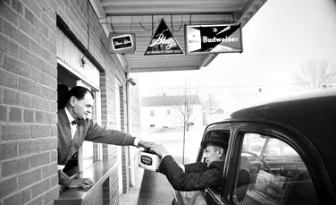 Cum a ajuns lumea să mănânce fără să coboare din mașină? Istoria neașteptată a restaurantelor drive-thru