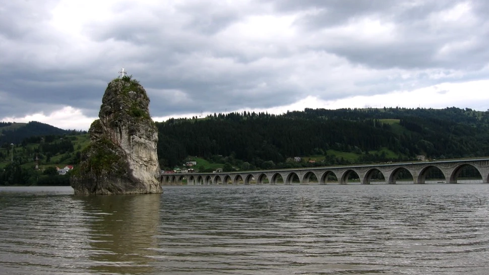 Piatra Dracului – stânca solitară din Bistriţa şi legendele cu draci, duhuri bune şi căpcăuni ţesute în jurul ei