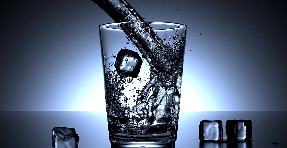 Apa poate fi fiartă până când devine gheaţă solidă. Experiment VIDEO