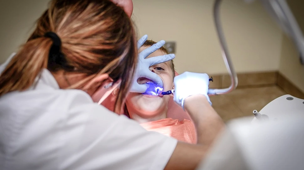 Respiraţia pe gură în timpul somnului este periculoasă pentru dantură