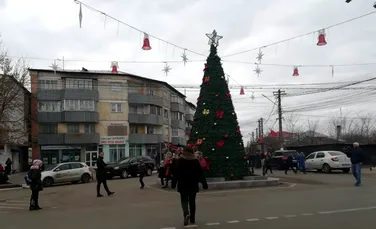 Monumentul Eroilor dintr-o localitate gălăţeană, transformat în brad de Crăciun – VIDEO + GALERIE FOTO