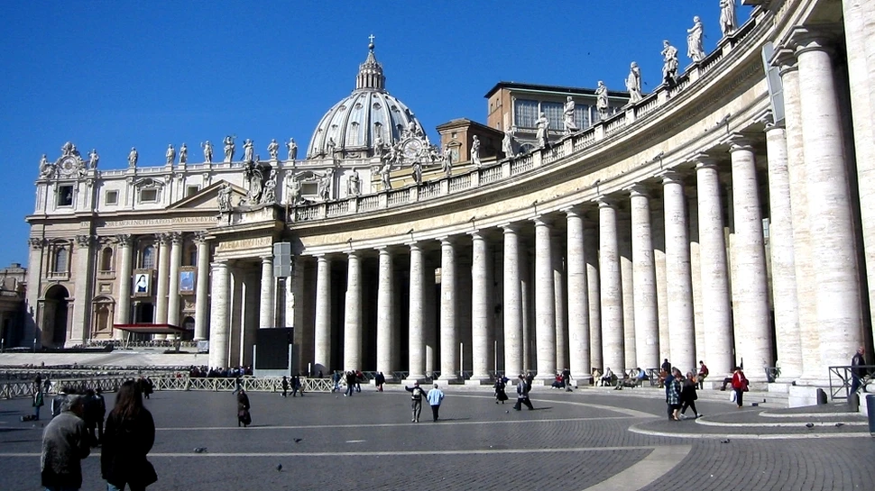 Vaticanul a arestat un preot şi o femeie laică