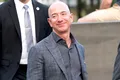 Jeff Bezos a vândut din acţiunile deținute la Amazon, compania pe care a fondat-o