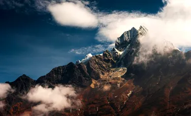 Rămășițele unui alpinist dispărut pe Everest acum 100 de ani au fost găsite de o echipă care filma un documentar