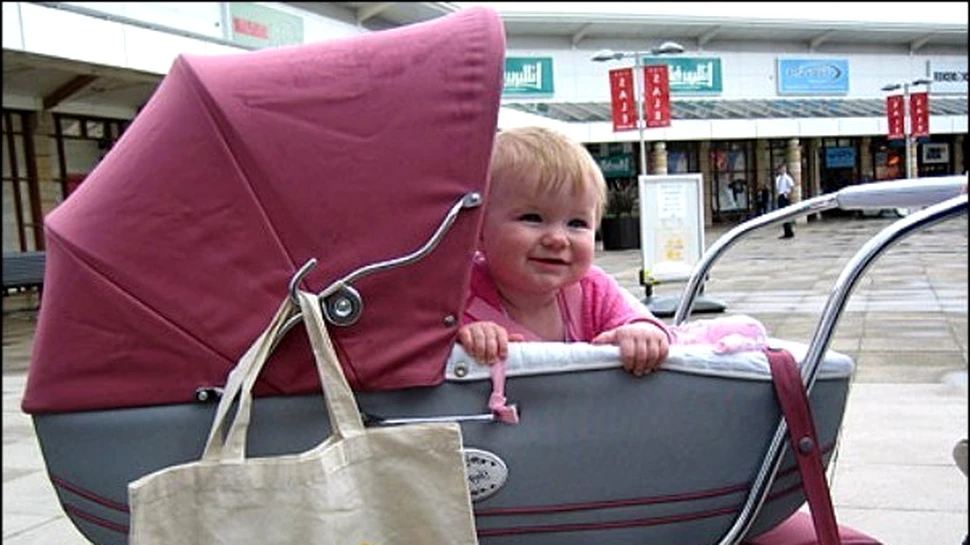 Cu faţa la mama sau cu faţa la şosea? Poziţia în timpul transportului afectează dezvoltarea emoţională a copiilor, spune un specialist