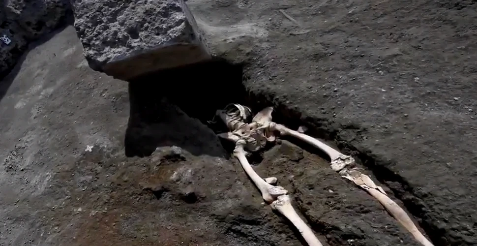 Descoperire ”dramatică şi excepţională” în Pompeii. A încercat să scape de erupţia vulcanului, dar i-a căzut în cap o rocă de 300 de kilograme