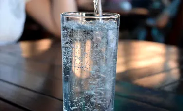 Ce se întâmplă dacă bei cantităţi foarte mari de apă alcalină într-un timp scurt?