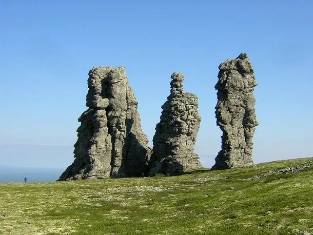 Formaţiunea Manpupuner, un set de 7 roci gigantice în formă de coloane. Este una dintre cele Şapte Minuni ale Rusiei