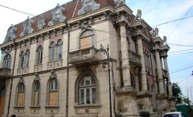 POVESTE URBANĂ: Cândva simbol, Casa cu lei, construită de un negustor armean în 1895, e acum ruină – FOTO