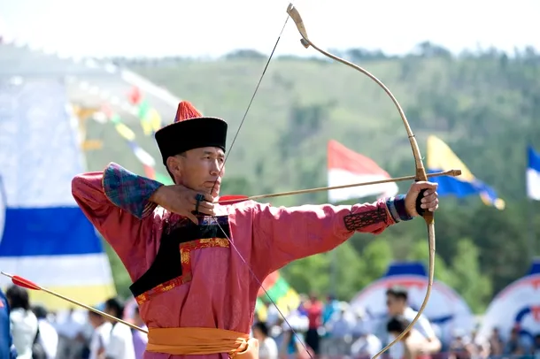 Un arcaş mongol ăn zilele naostre la Festivalul Naadam