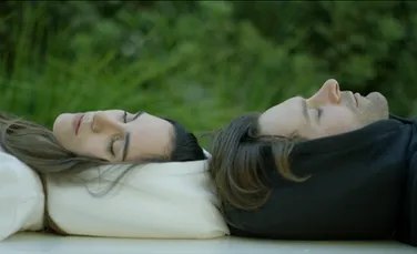 O companie americană va produce un hanorac special. Te ajută să dormi oriunde vrei – FOTO+VIDEO