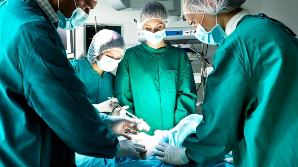 Un copil de 16 luni, operat cu succes după un caz rar de „decapitare internă”