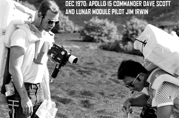 Decembrie 1970: comandantul misiunii Apollo 15, Dave Scott, şi pilotul modulului selenar, Jim Irwin, colectează mostre de sol.