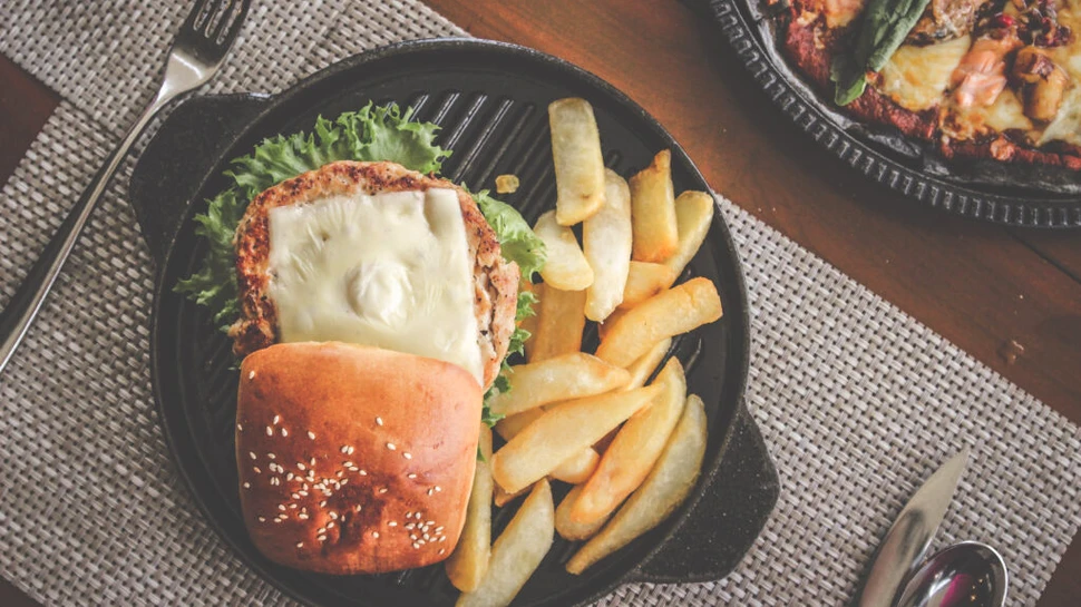 Legătura dintre dieta vestică și cancerul colorectal. Ce spun specialiștii?