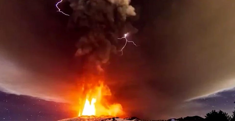 Vulcanul Etna a erupt din nou, creând un adevărat spectacol cu foc. A fost cea mai violentă din ultimii 20 de ani – VIDEO