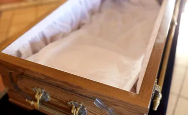 O terapie bizară, prin care oamenii sunt îngropați de vii, a luat amploare în Rusia