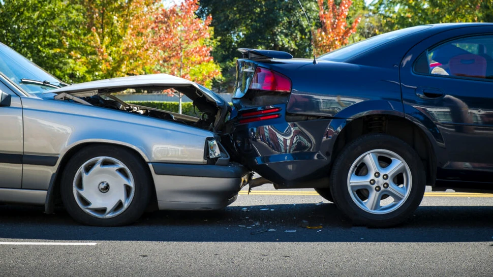Femeile, de aproape două ori mai expuse riscului de a rămâne blocate într-o maşină accidentată