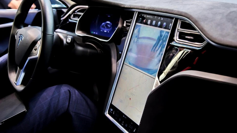 O femeie a născut pe scaunul din față al unei mașini Tesla Model S