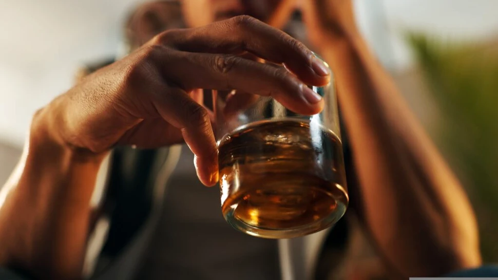 alcool-bautura-shutter-descopera-1024x70