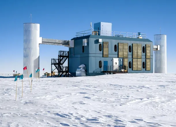 Telescopul ascuns în gheața Antarcticii care detectează „particulele-fantomă” ale Universului